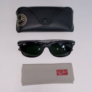Matte Black New Wayfarer Ray-Ban Sunglasses W/ Case & Cleaning Cloth